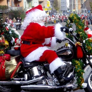 Babbo Natale arriva in sella ad un harley per gli ospiti del rifugio animali di Cadibona