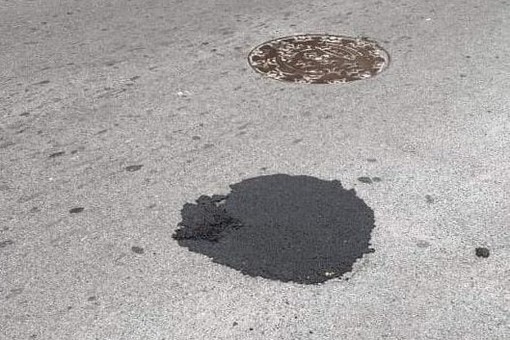 Savona, cade dal monopattino a causa di una buca e si frattura un braccio e il bacino: "Farò causa al comune"