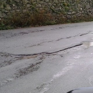 Strada dissestata e assenza di segnaletica sulla provinciale 334 del Sassello