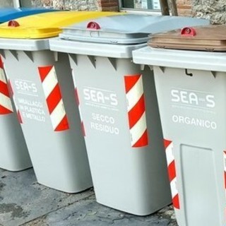 Savona, scomparse le catene che bloccano i cassonetti in via Molinero, furto o atto vandalico? Savona, scomparse le catene che bloccano i cassonetti in via Molinero, furto o atto vandalico?