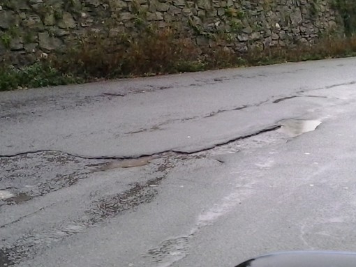 Strada dissestata e assenza di segnaletica sulla provinciale 334 del Sassello Strada dissestata e assenza di segnaletica sulla provinciale 334 del Sassello