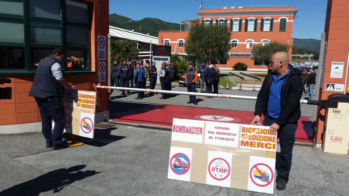 Vado, i lavoratori Bombardier chiudono i magazzini per due settimane: "Dobbiamo colpire l’azienda" Vado, i lavoratori Bombardier chiudono i magazzini per due settimane: "Dobbiamo colpire l’azienda"