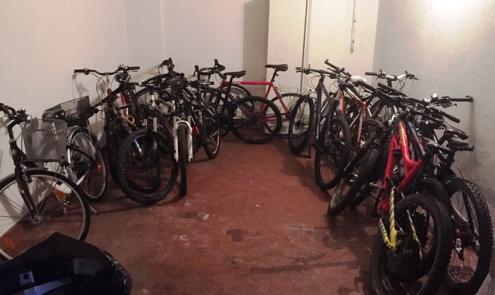Sgominata la "banda delle biciclette" di Albenga: cinque denunce