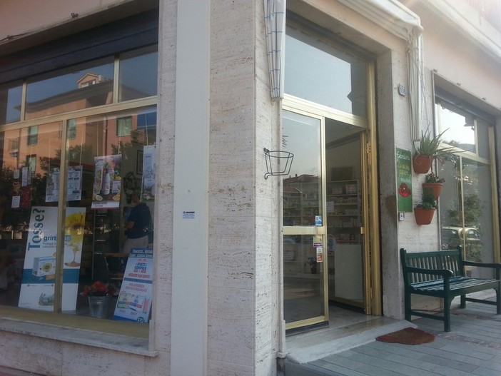 Commercianti strozzati dalla crisi e dal poco campanilismo: a Borgio Verezzi chiudono tre negozi Commercianti strozzati dalla crisi e dal poco campanilismo: a Borgio Verezzi chiudono tre negozi