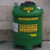 Savona, gettato olio non vegetale nel bidone dedicato: sospeso il punto di raccolta di piazza del Popolo Savona, gettato olio non vegetale nel bidone dedicato: sospeso il punto di raccolta di piazza del Popolo