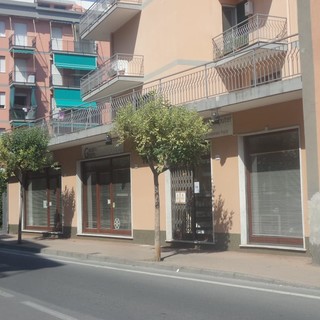 "Bottino magro" per i ladri a Borghetto: rubano quattro cellulari ma sono solo da esposizione