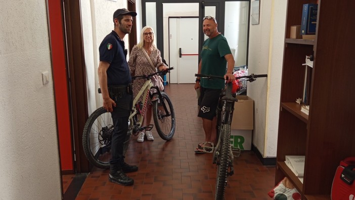 Rubano bici nel deposito di un hotel, ma la fuga si ferma in stazione: fermati in quattro a Finale Ligure