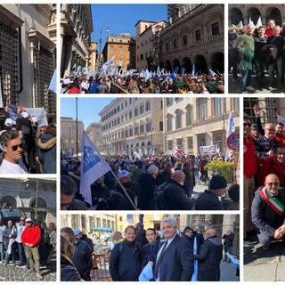 "Regole e tempi certi". Anche la politica savonese in piazza con Sib a Roma per difendere le imprese balneari (FOTO)