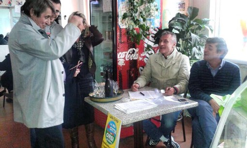 Da sx Carlo Baccino e seduto al tavolo Franco Orsi Da sx Carlo Baccino e seduto al tavolo Franco Orsi