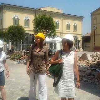 Un mese per arrivarci, neppure il tempo di scendere e già a farsi belle tra i terremotati