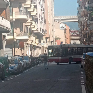 Savona, bus guasto in via Torino: traffico in tilt (FOTO)