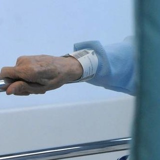 Anziani piagati e disidratati in ospizio