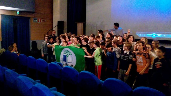 Pietra Ligure, la scuola “N. Martini" conquista per il terzo anno consecutivo la Bandiera Verde Pietra Ligure, la scuola “N. Martini" conquista per il terzo anno consecutivo la Bandiera Verde