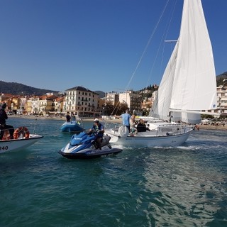 Barca a vela incagliata ad Alassio: intervento della squadra nautica della Polizia di Stato