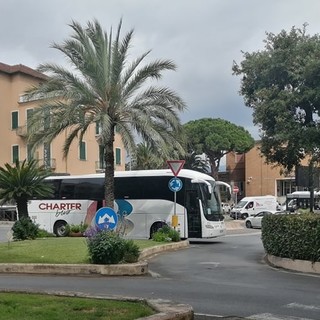 Finale, bus sbaglia manovra nella rotonda della stazione: mezzo danneggiato, traffico in tilt