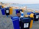 Nuovi bidoncini dei rifiuti sulla spiaggia libera, ma c’è preoccupazione per il rischio mareggiate