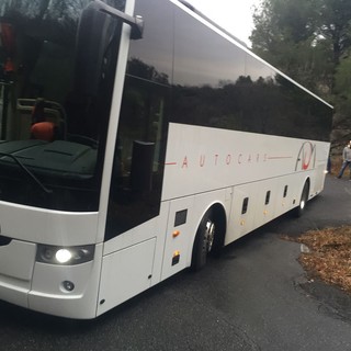 Arnasco, pullman bloccato fra i tornanti (FOTO)