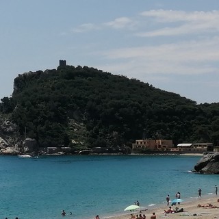 Varigotti, passerella pericolante: interdetto l'accesso alla spiaggia della Baia dei Saraceni