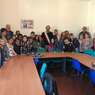 I bambini delle elementari imparano "sul campo" come funziona il Comune di Cisano sul Neva