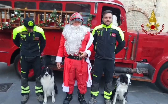 Ad Albenga i Vigili del fuoco custodi della sicurezza e dello spirito natalizio che portano in piazza Babbo Natale (VIDEO) Ad Albenga i Vigili del fuoco custodi della sicurezza e dello spirito natalizio che portano in piazza Babbo Natale (VIDEO)