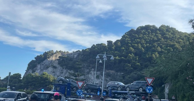 Bisarca incastrata nella rotonda, caos sulla via Aurelia a Bergeggi Bisarca incastrata nella rotonda, caos sulla via Aurelia a Bergeggi
