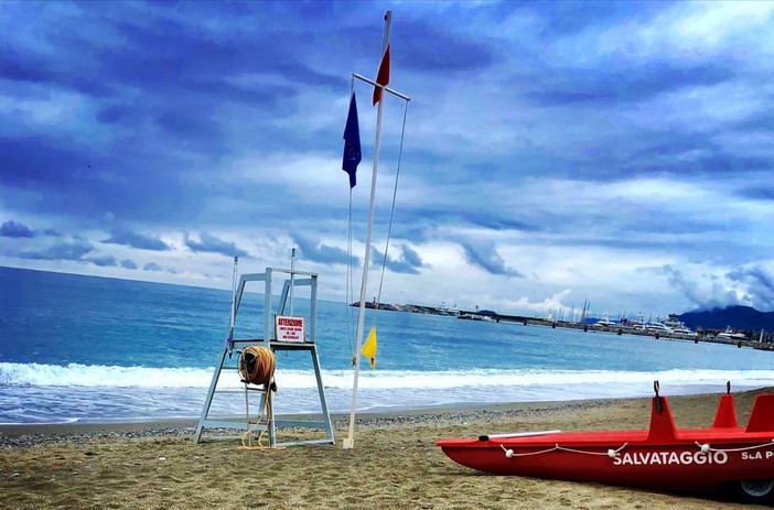 Covid, la Società Nazionale di Salvamento: "Considerare prioritaria la vaccinazione anche per i bagnini"