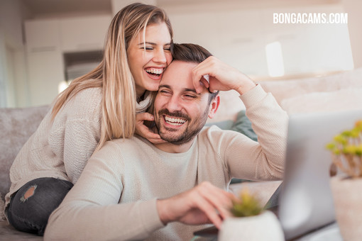 Una giornalista ha fatto un esperimento: ha registrato sul sito webcam BongaCams e ha guadagnato 800 euro!