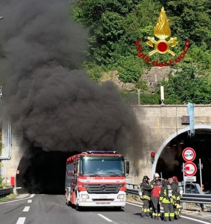 Bus in fiamme sulla A12, riaperto il tratto tra Recco e Genova Nervi: code per i lavori di ripristino Bus in fiamme sulla A12, riaperto il tratto tra Recco e Genova Nervi: code per i lavori di ripristino