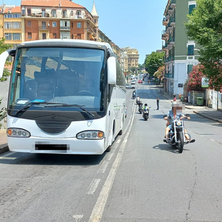 Savona, guasto ad un bus turistico in corso Mazzini: intervento della polizia locale