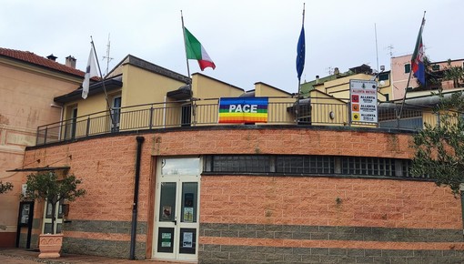 Borgio Verezzi, dal Comune ora sventola la bandiera della pace: "Evitare qualsiasi fraintendimento o strumentalizzazione del messaggio"