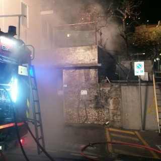 Fiamme in un box a Tovo: intervento dei vigili del fuoco (FOTO)