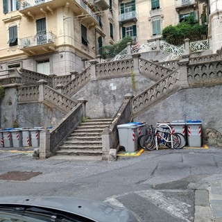 "Da via cittadina a discarica: addio parcheggi, il decoro trasformato in orrore urbano"