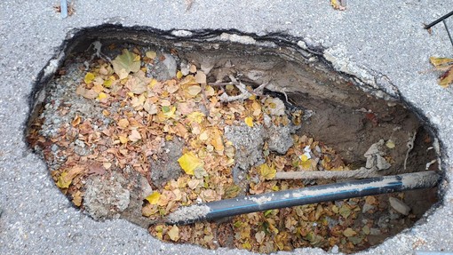 Carcare, voragine in via Garibaldi. L'opposizione: "Situazione pericolosa, cosa si aspetta ad intervenire?". Il sindaco: "Aspettiamo la relazione dei geologi"