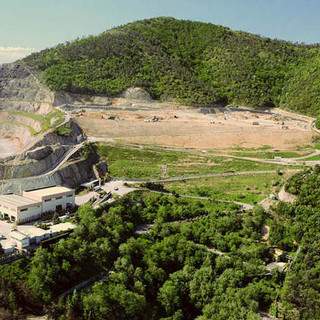 La denuncia di una residente: "Rumore assordante di notte proveniente dalla discarica di Bossarino"