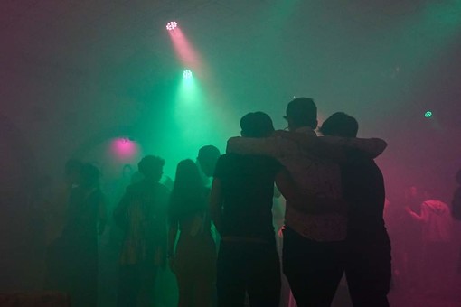 L'Istituto Comprensivo "Val Varatella" si immerge per una sera negli anni '80 col ballo di fine anno
