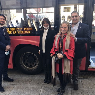 I bus liguri del servizio pubblico si muovono contro la violenza sulle donne: