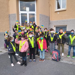 Stop alla guerra in Ucraina: anche i bambini del servizio Pedibus di Loano "chiamano" la pace (FOTO)