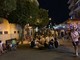 Pietra, mangiano pizza e bevono birra seduti per terra nel centro storico: il commento di un cittadino Pietra, mangiano pizza e bevono birra seduti per terra nel centro storico: il commento di un cittadino