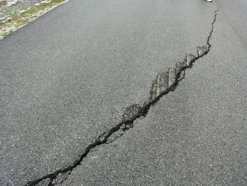 Toirano, asfalto cede sulla Provinciale del Giogo: la segnalazione di un lettore