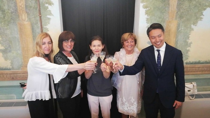 In gallery: il momento del brindisi, gli omaggi al Console rappresentati da ceramiche e prodotti tipici, il pubblico dell'evento e il buffet di specialità coreane In gallery: il momento del brindisi, gli omaggi al Console rappresentati da ceramiche e prodotti tipici, il pubblico dell'evento e il buffet di specialità coreane