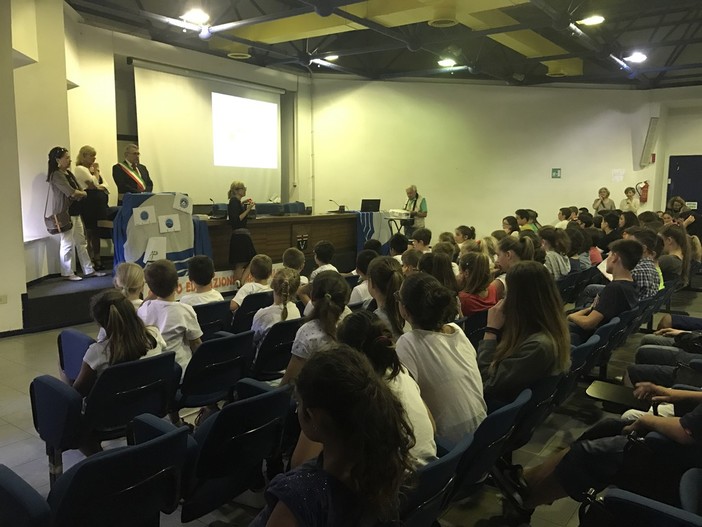 Le scuole di Varazze ricevono la 'Bandiera Verde Ecoschools' Le scuole di Varazze ricevono la 'Bandiera Verde Ecoschools'