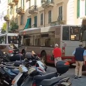 Savona, auto parcheggiate in doppia fila in via Sormano, sette bus di Tpl Linea bloccati e incolonnati nel traffico