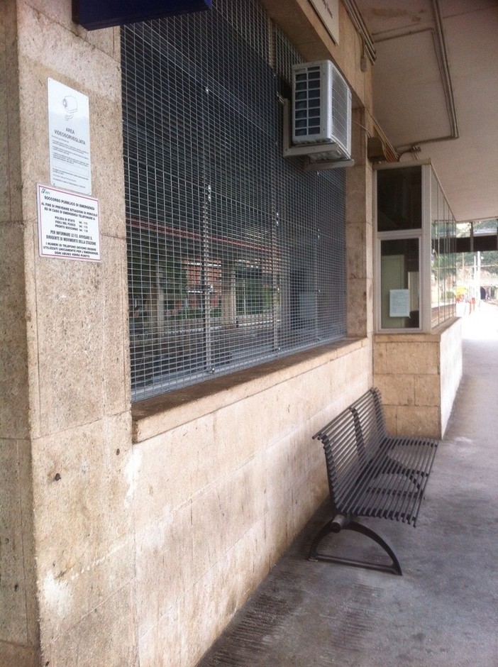 Finale Ligure: la sala d'aspetto della stazione in una “gabbia per leoni”