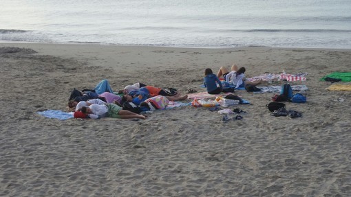 Spiagge piene all'alba: discotecari e turisti da "pullman" invadono i lidi, blitz della Municipale Spiagge piene all'alba: discotecari e turisti da "pullman" invadono i lidi, blitz della Municipale