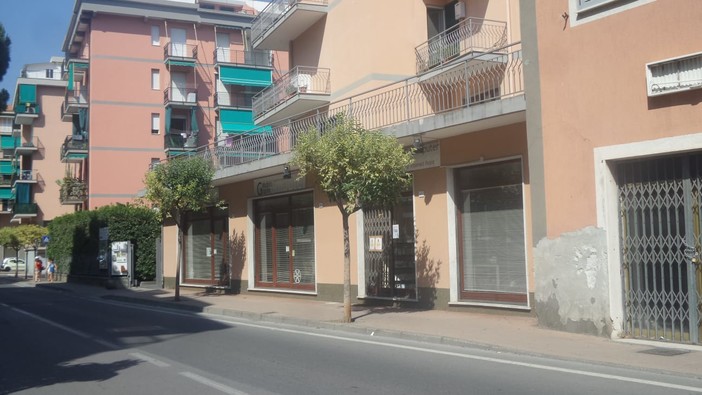 "Bottino magro" per i ladri a Borghetto: rubano quattro cellulari ma sono solo da esposizione
