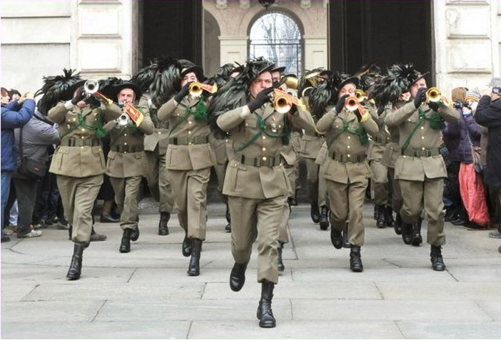La Fanfara dei Bersaglieri sfila ad Alassio