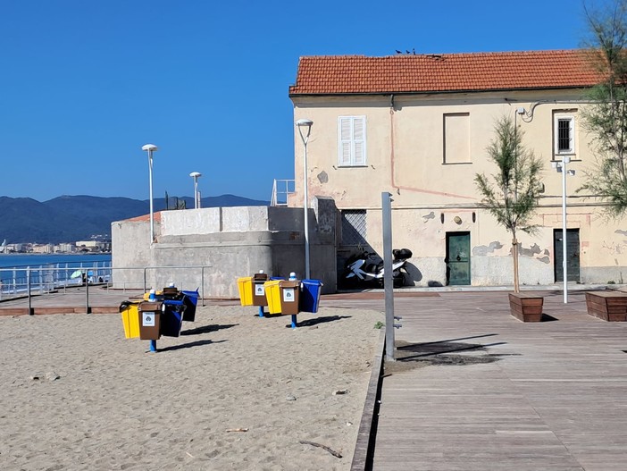 Savona, cestini della spazzatura in spiaggia e bidoni condominiali in vie che si allagano: due interpellanze dell'opposizione