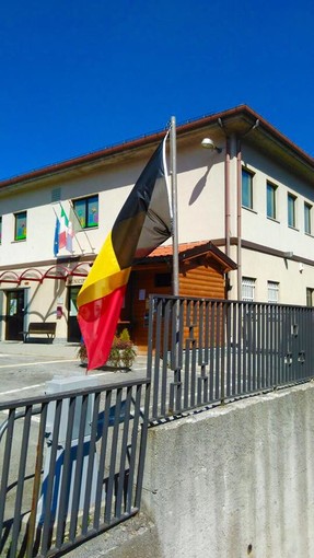 Attentati di Bruxelles, il comune di Roccavignale rende omaggio alle vittime Attentati di Bruxelles, il comune di Roccavignale rende omaggio alle vittime