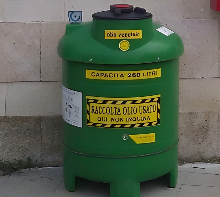 Savona, gettato olio non vegetale nel bidone dedicato: sospeso il punto di raccolta di piazza del Popolo