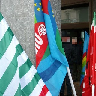 Coronavirus, Cgil Cisl e Uil: "Pronti allo sciopero. Troppe attività non essenziali rimaste aperte"